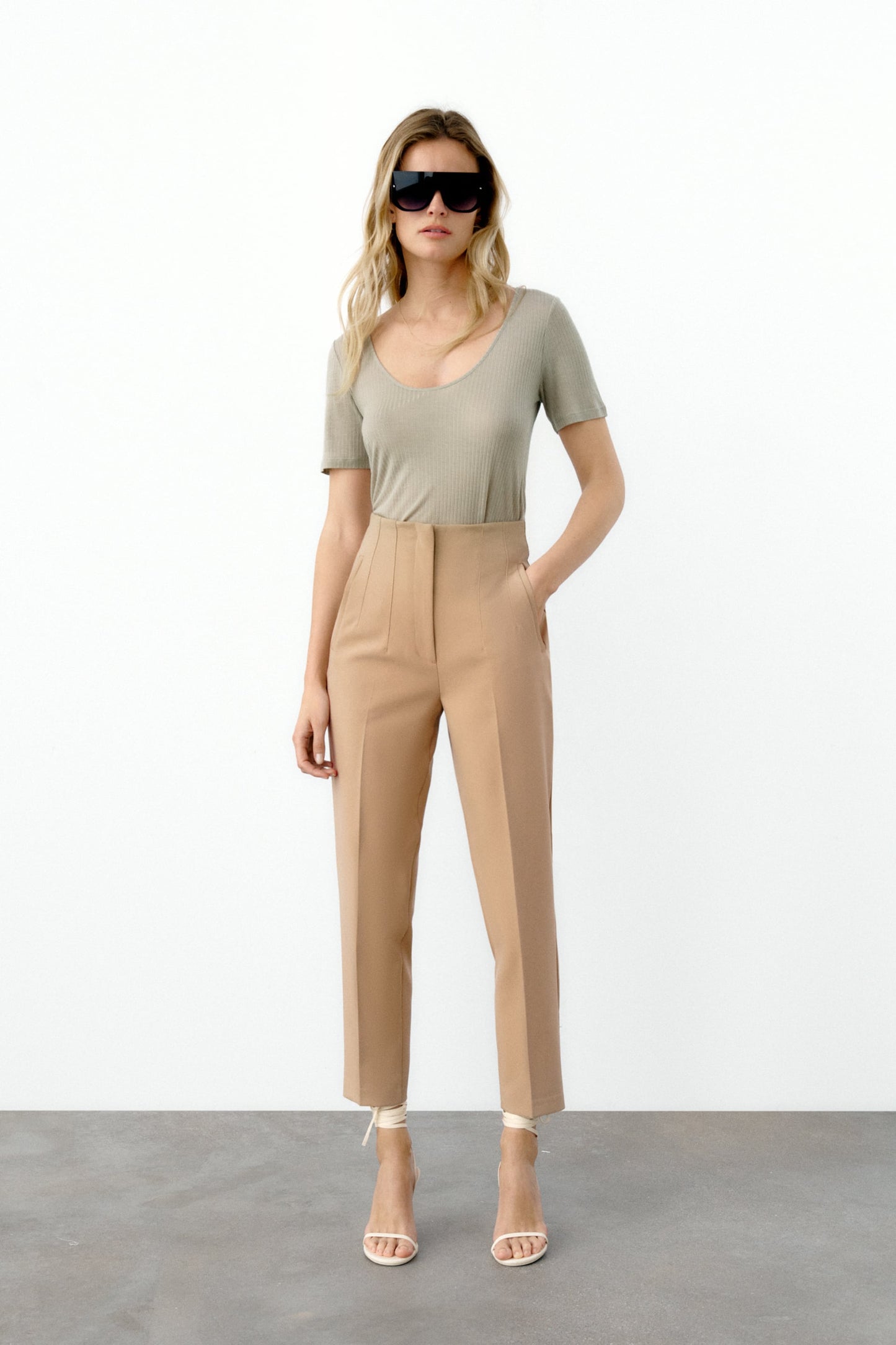 High-Waisted Pleated Pants - M