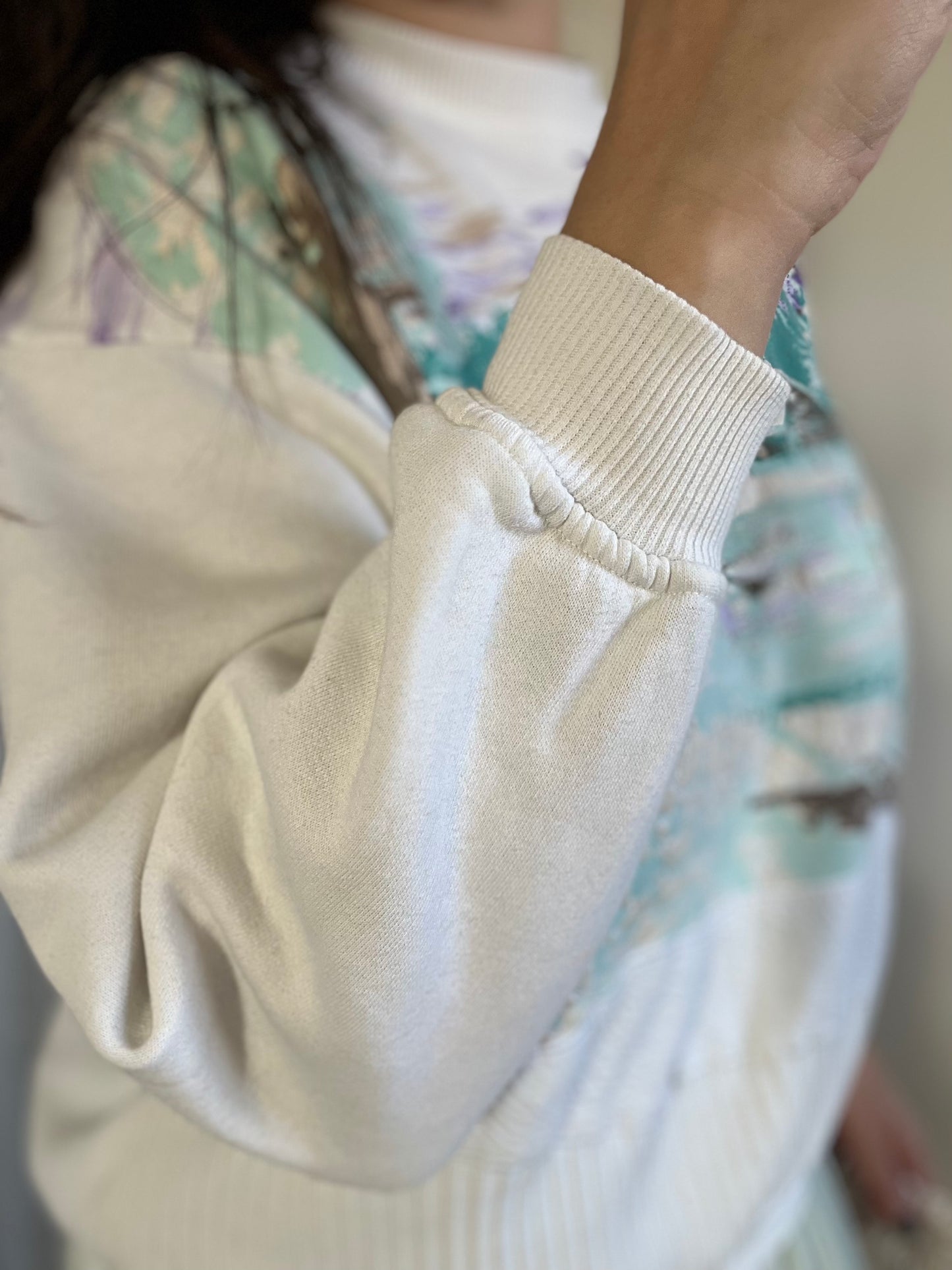 Vintage Skating Cottage Scene Sweater - L