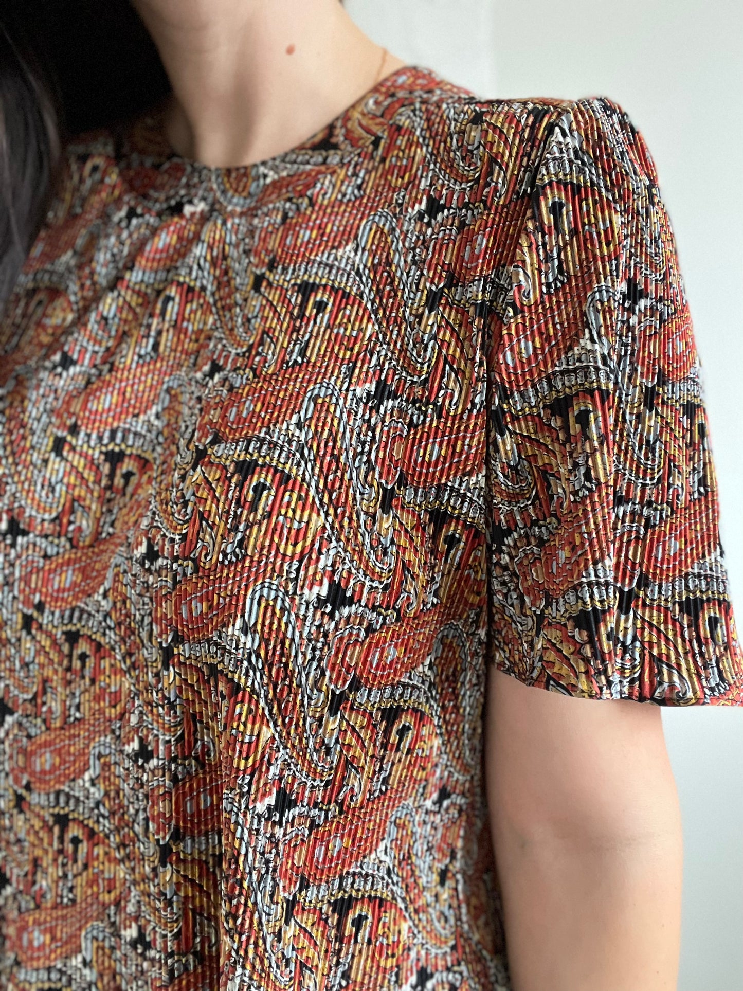 Feminine Paisley Plisse Top - M/L