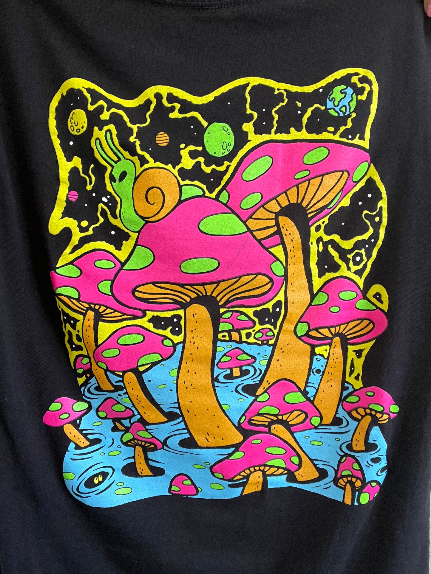 Psychedelic Mushroom T-shirt - M