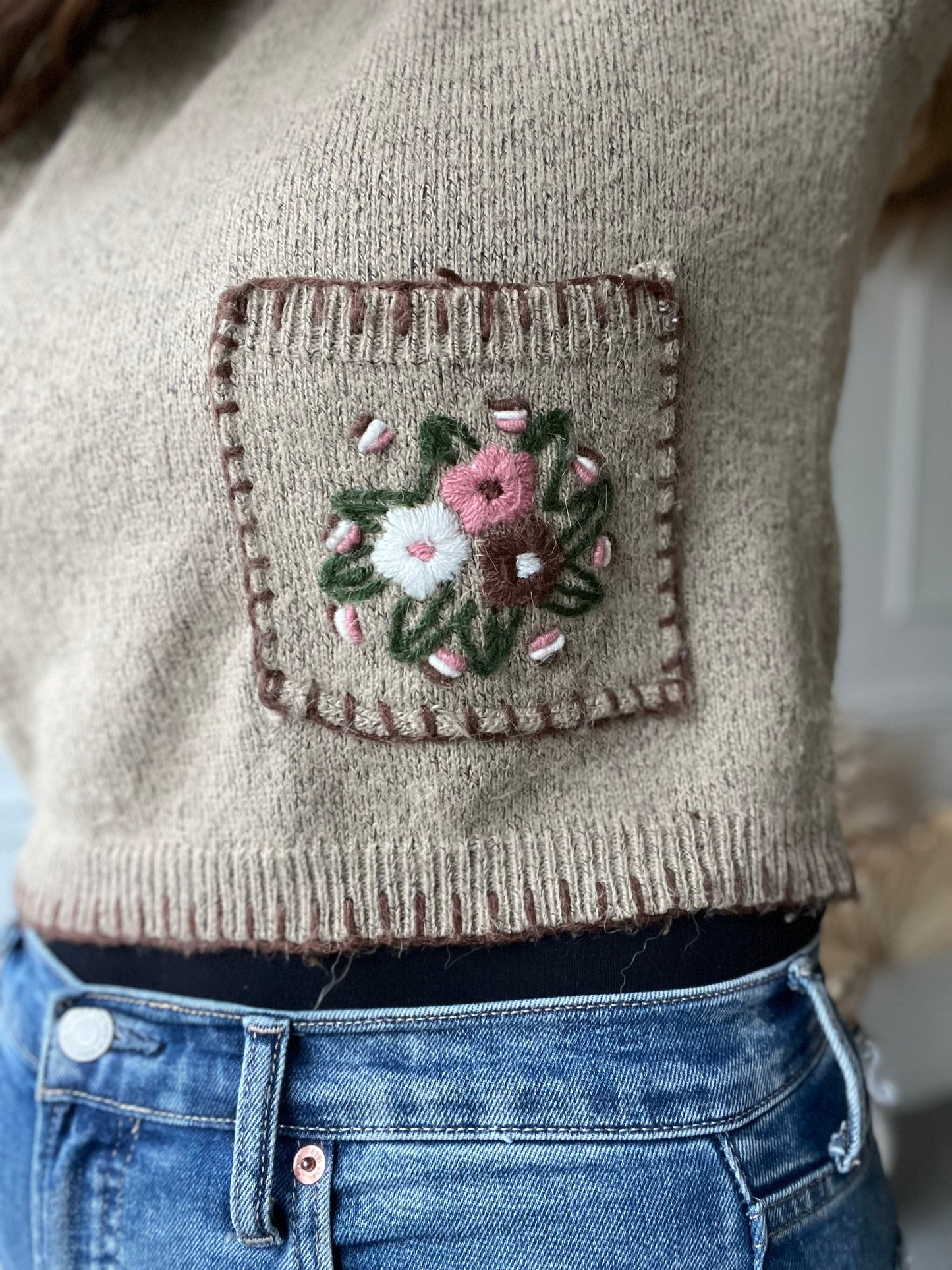 Neutral Crop with Pocket Embroidery - Size S